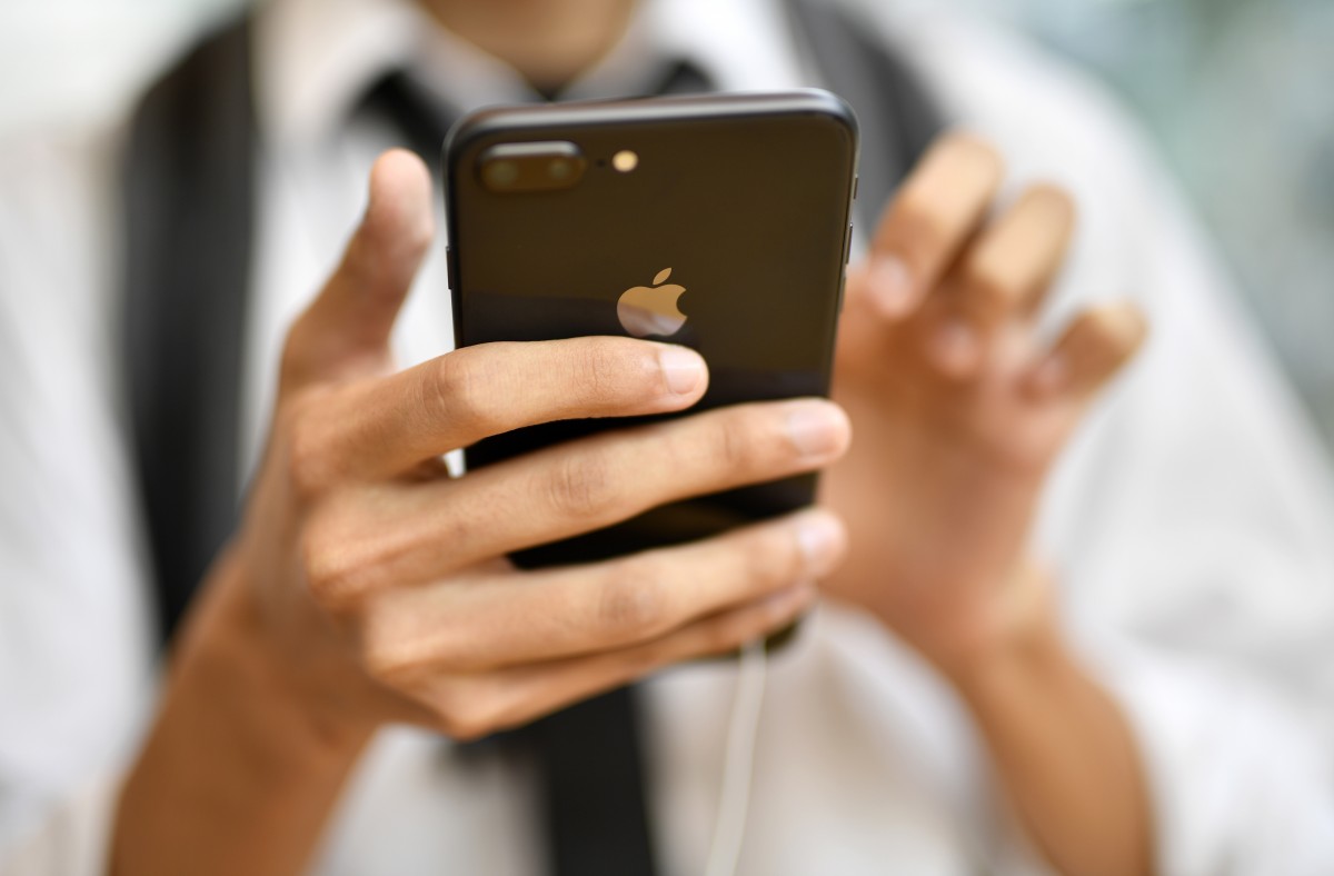 „Гардиън“: Хакери са крали с години данни от потребители на iPhone