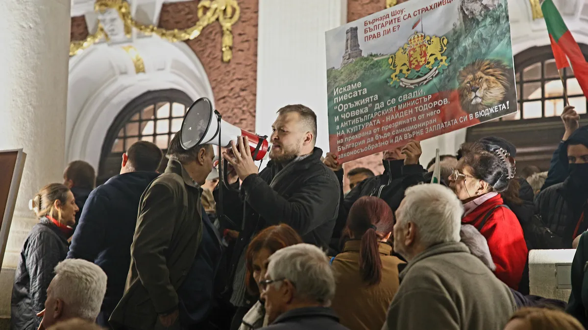 Искания за оставки и взаимни обвинения след сблъсъците преди постановката на Малкович