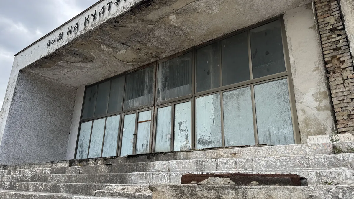 Изоставен Културен дом се разпада във Варна