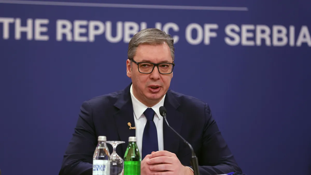Изправен пред масов бунт Вучич възкръсва модела за спасение на Милошевич