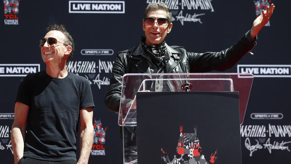 Jane's Addiction отмениха концерт след сбиване на сцената между Фарел и Наваро 