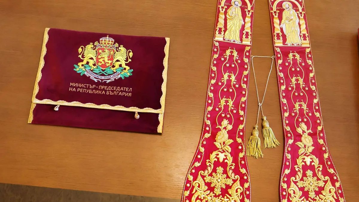 Желязков подари омофор от България със символ на „Добрия пастир“ на папа Лъв XIV