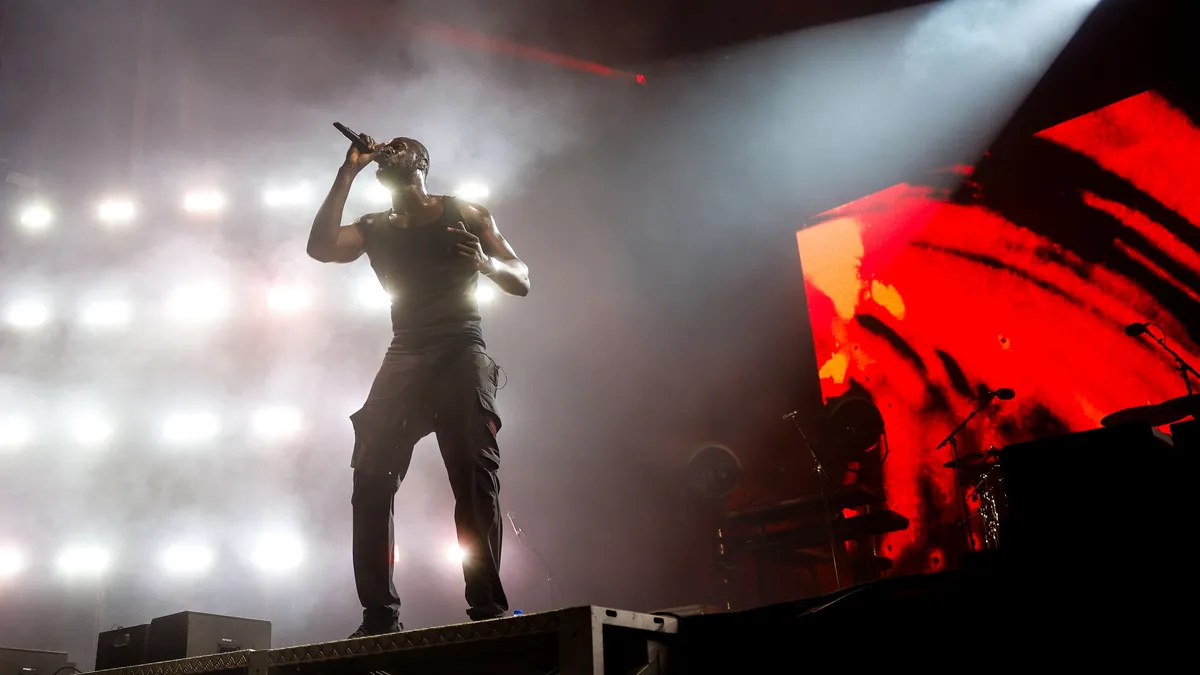 Жилетката на Банкси, прочула се с рапъра Stormzy, беше продадена за 780 000 паунда