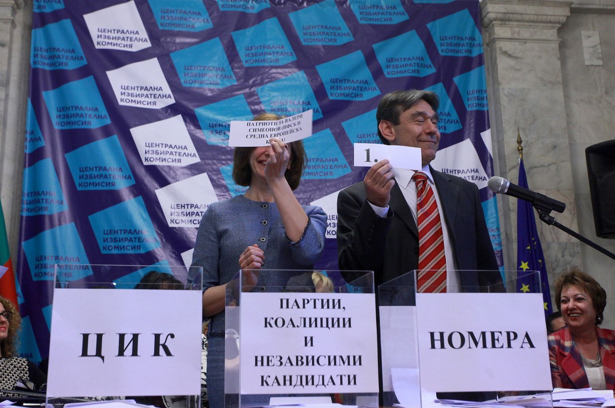Каква символика разчетоха политиците в номерата на евробюлетината