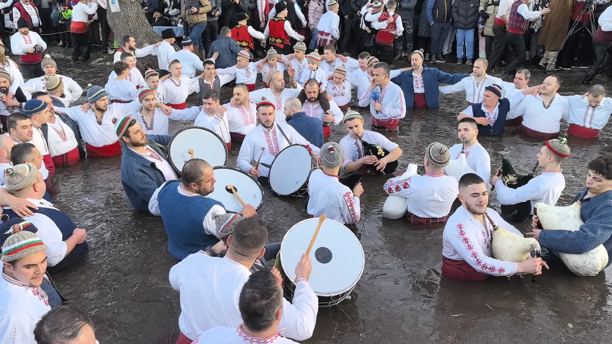 Калоферци "спасиха" кръста в Тунджа и го дадоха на най-малкия участник в мъжкото хоро
