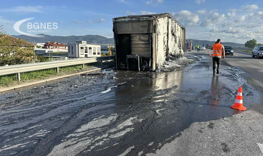 Камион се самозапали на Околовръстния път в посока Ботевград