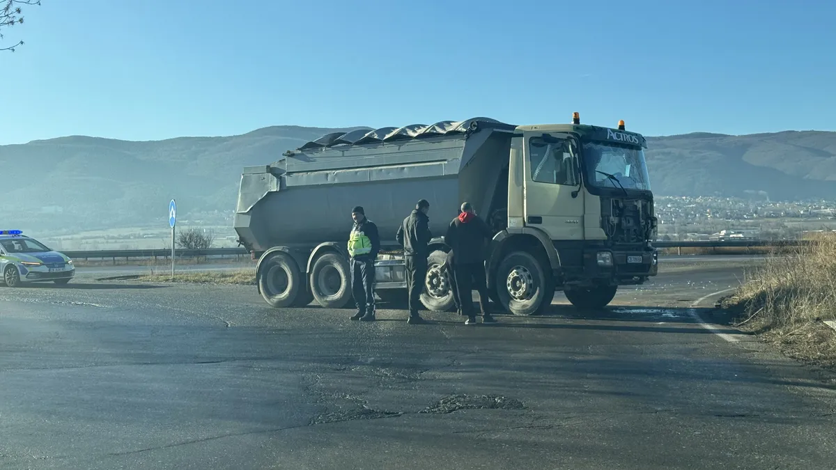 Камион сгази указателните табели на магистрала "Тракия" при разклона за Лозен и Равно поле