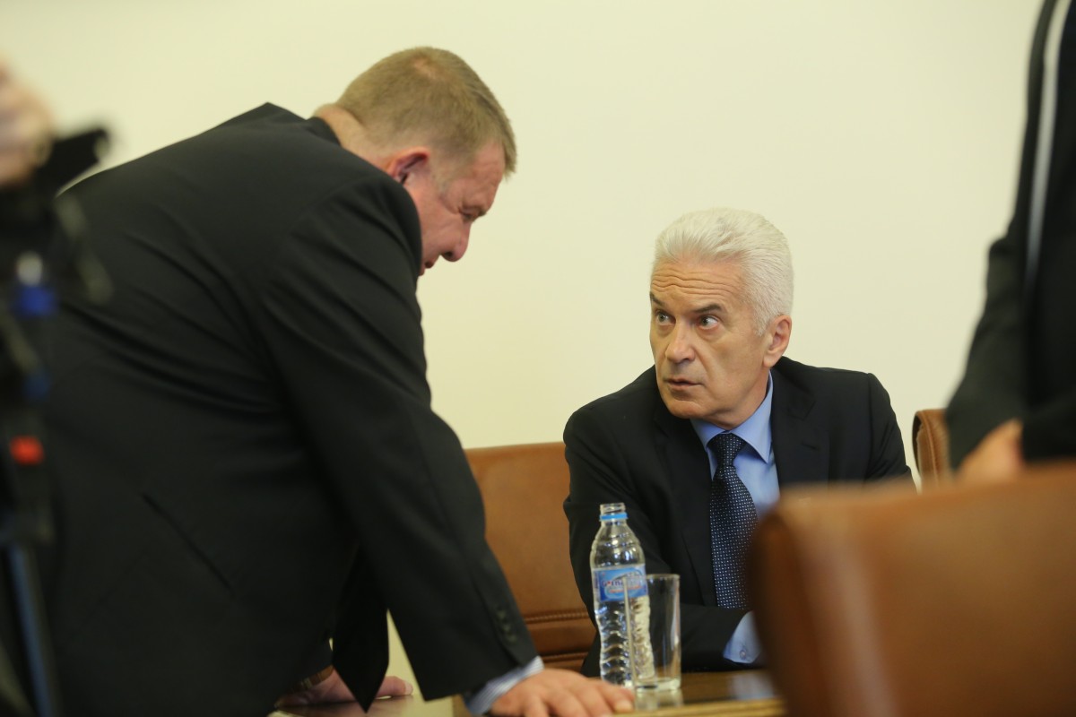 Каракачанов : Г-н Сидеров обича много да лъже