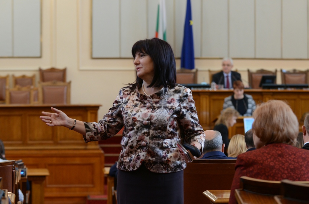 Караянчева: Проблем на Нинова е, ако не може да си контролира депутатите