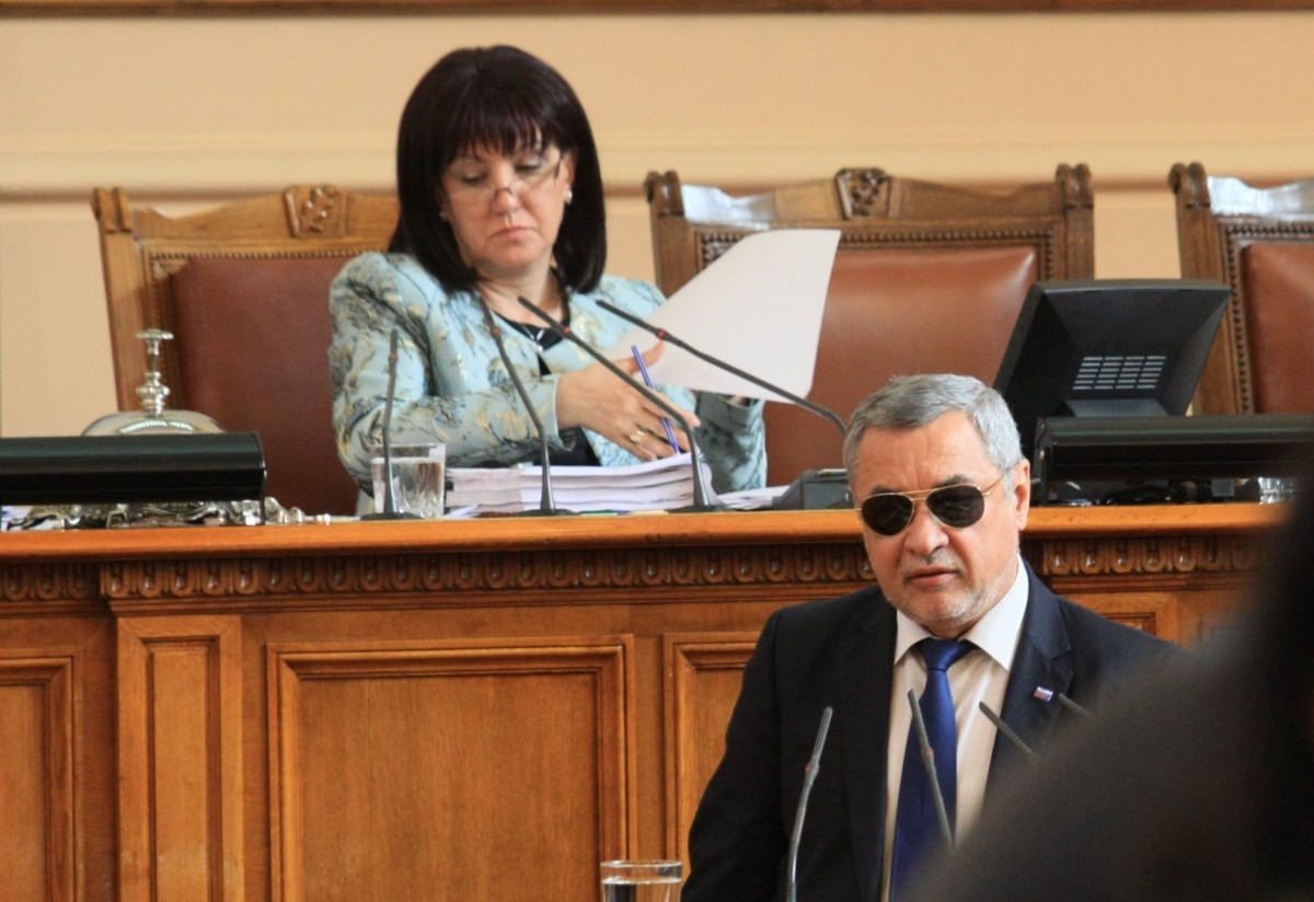 Караянчева: Валери Симеонов има право да бъде избран