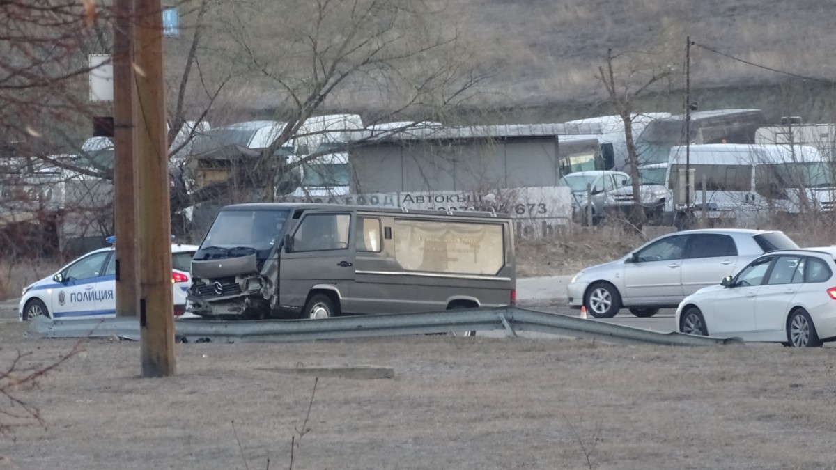 Катафалка катастрофира в Благоевград, на водача ѝ му прилошало