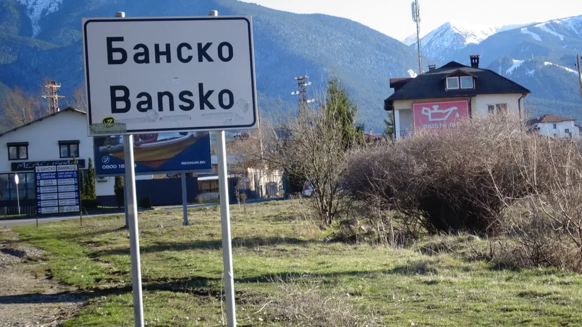 Катастрофа на входа на Банско, двама души са ранени и откарани в болница