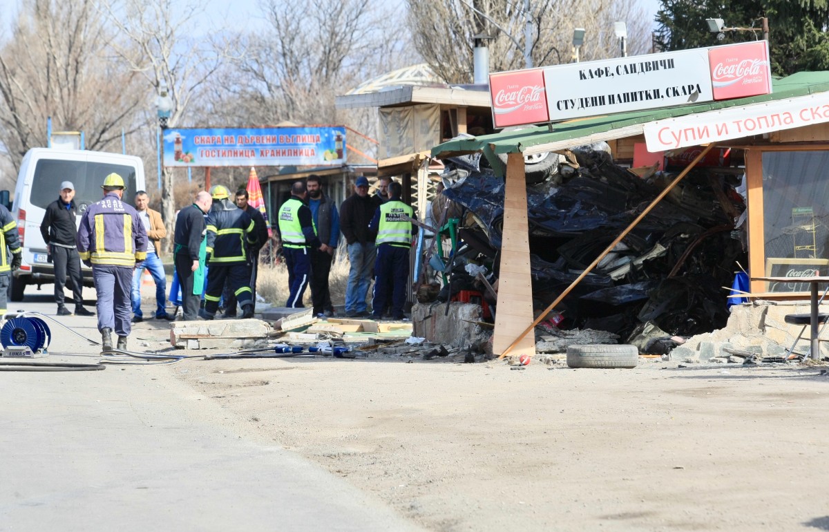 Кола се вряза в заведение на Околовръстния път в София, двама загинаха (видео)