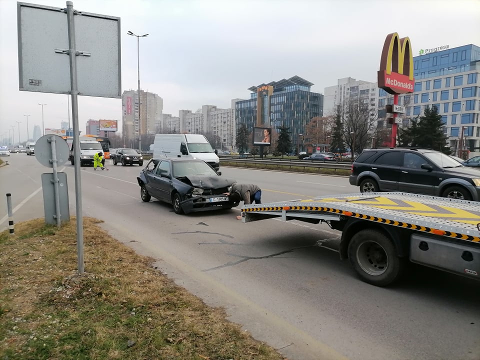 Верижна катастрофа с 4 автомобила на "Цариградско шосе"