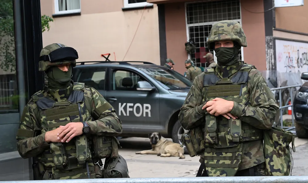 КФОР: Не сме преговаряли с терористите нападнали Банска