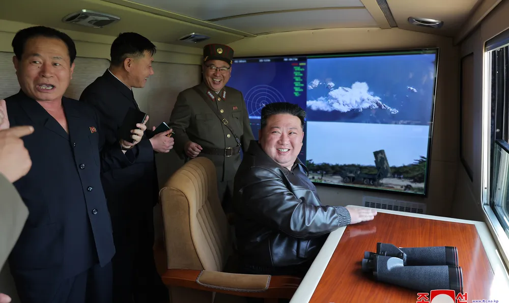 Ким Чен Ун инспектира изстрелване на ракети с голям обсег