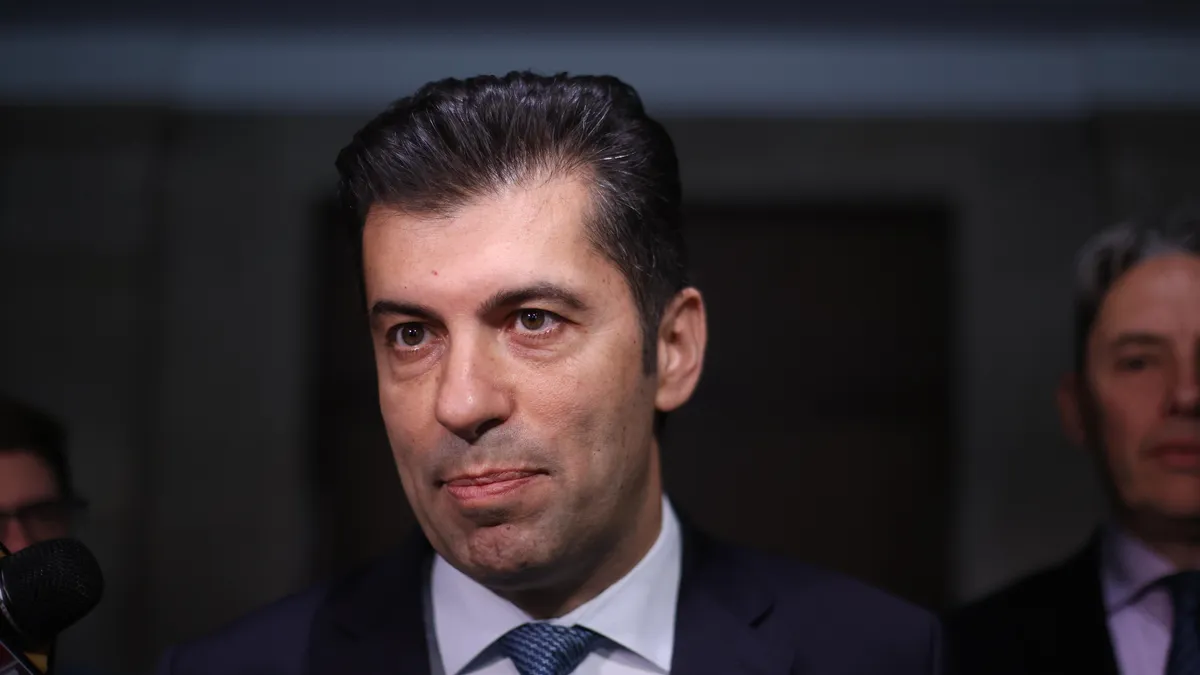 Кирил Петков: Министър Митов да не замита контрабандните канали 