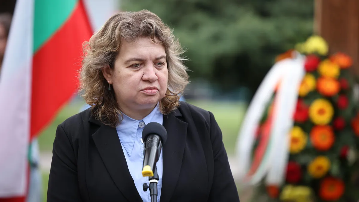 Киселова ще положи цветя на гроба на Тодор Каблешков в Копривщица