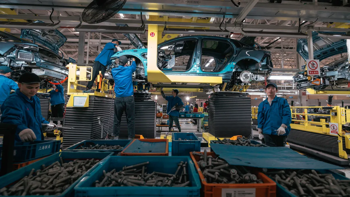 Китайският гигант BYD отрича робски условия на труд в свой завод в Бразилия