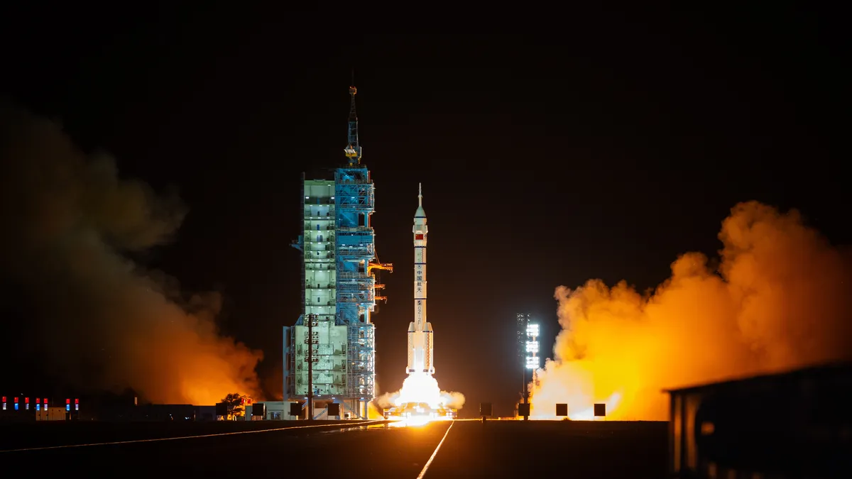 Китай изстреля успешно космическия кораб Шенчжоу-19