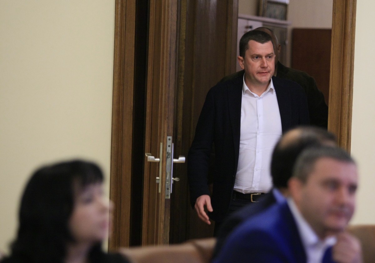 Кметът на Перник заплаши министър Емил Димитров със съд, ако не спре с лъжите