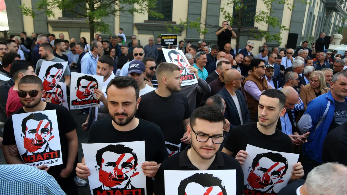 Кметът на Тирана е задържан по подозрение в корупция