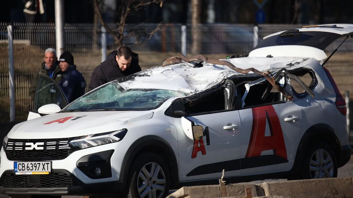 Кола се заби в бетонен разделител в София, удари още два автомобила
