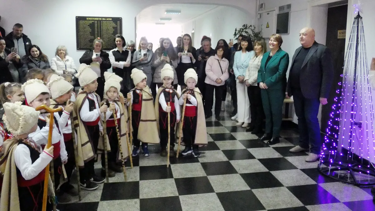 Коледари благословиха Лом