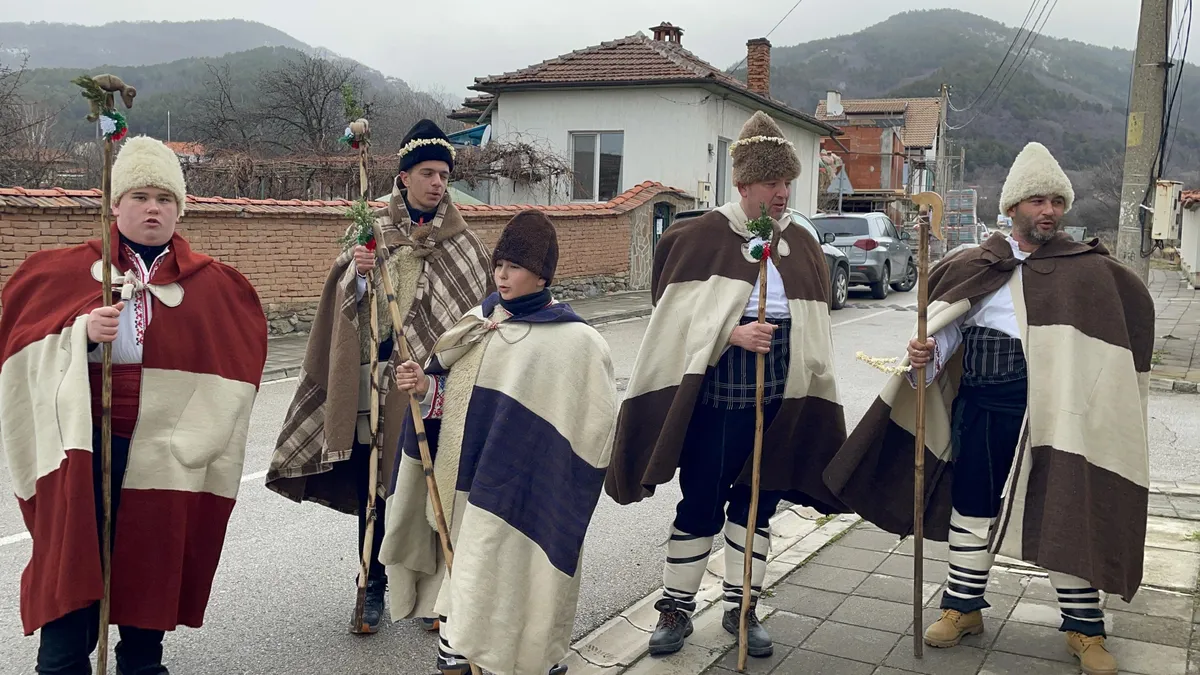 Коледари наричат за здраве стопаните на къщите в Челопеч