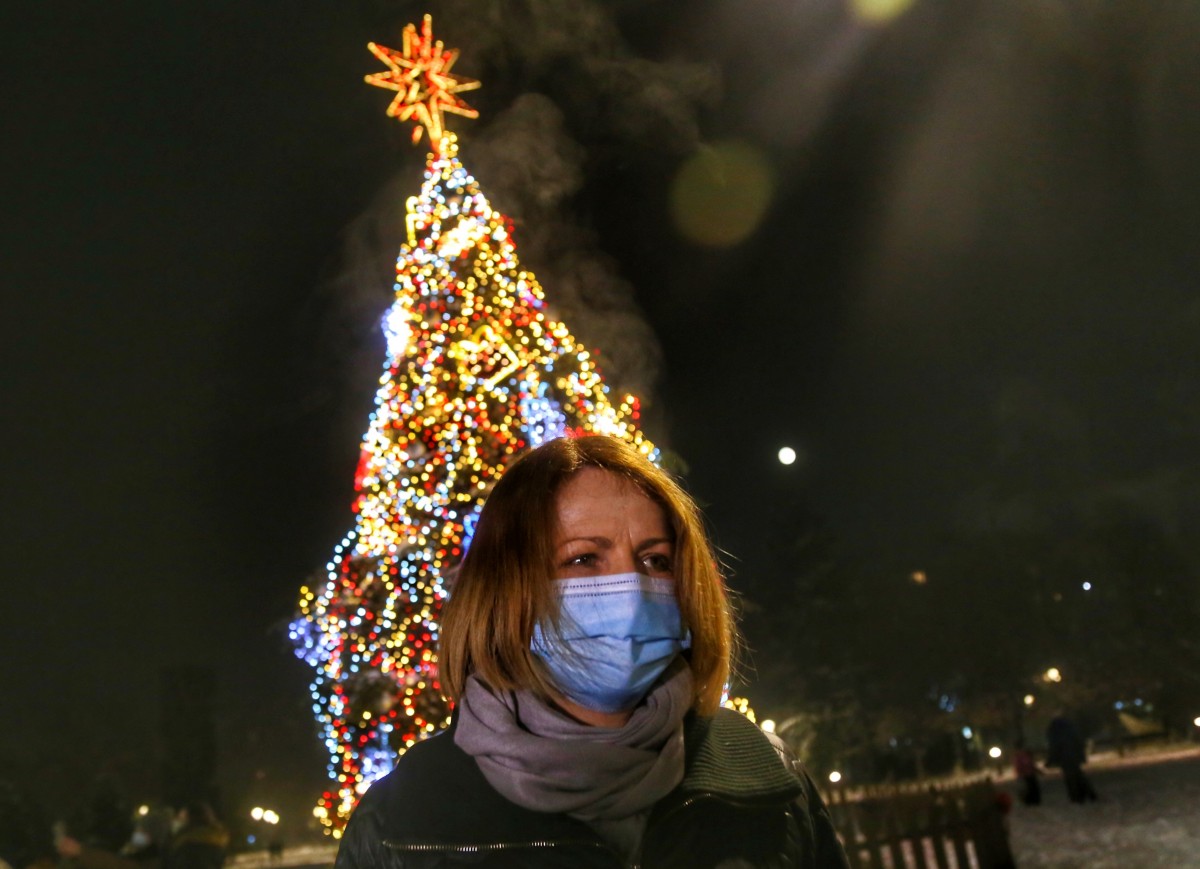 Коледната елха в София грейна без празнична програма