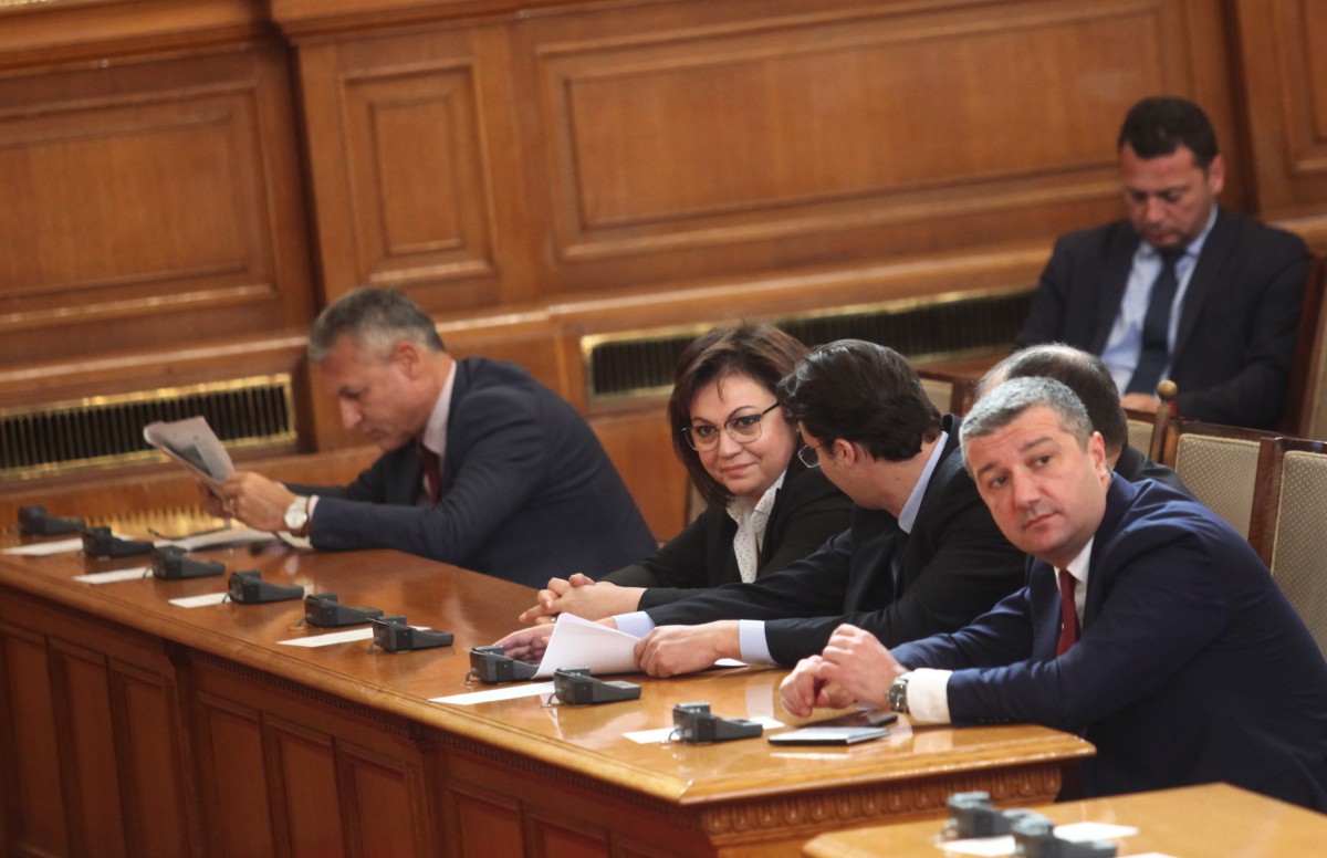 Парламентът излезе в кратка почивка, барикадата на сестрите скара депутатите