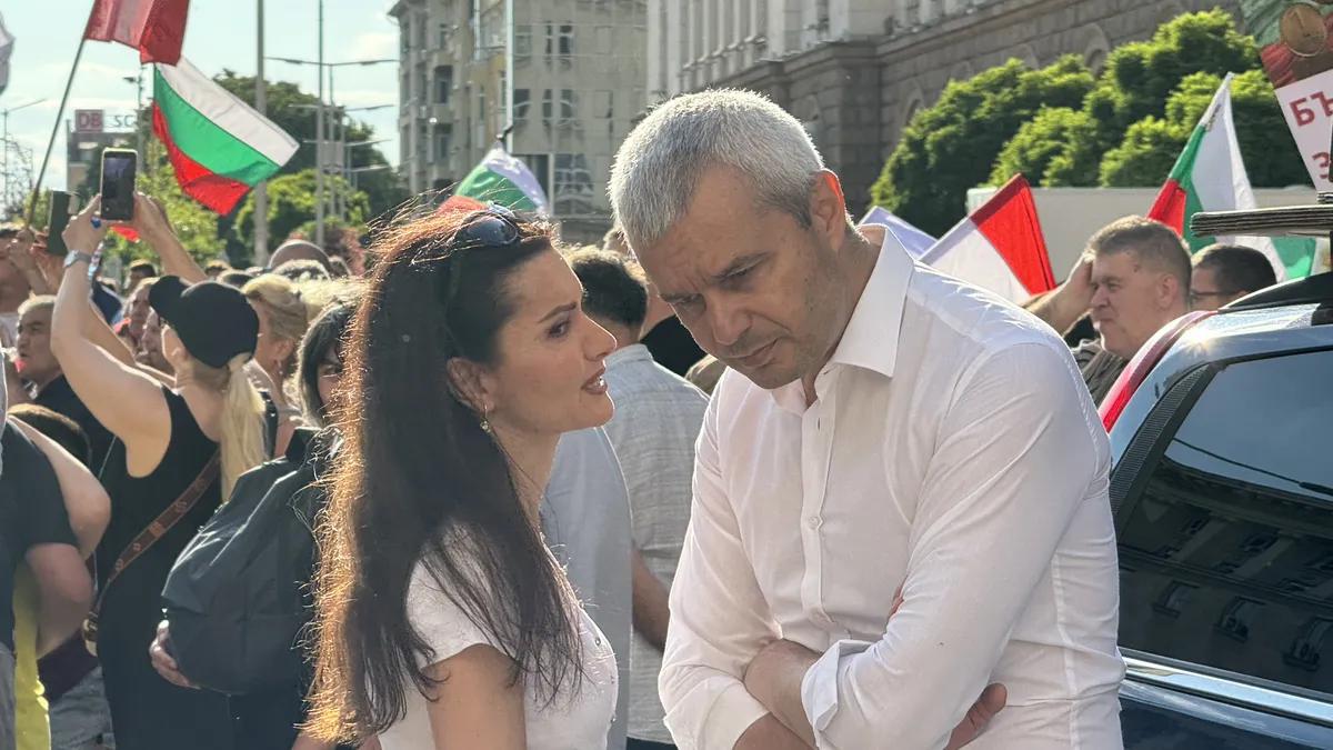 Костадинов с журналистката Диляна Гайтанджиева на протеста срещу еврото