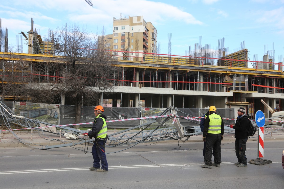 Кран падна в столичния квартал „Младост 3”