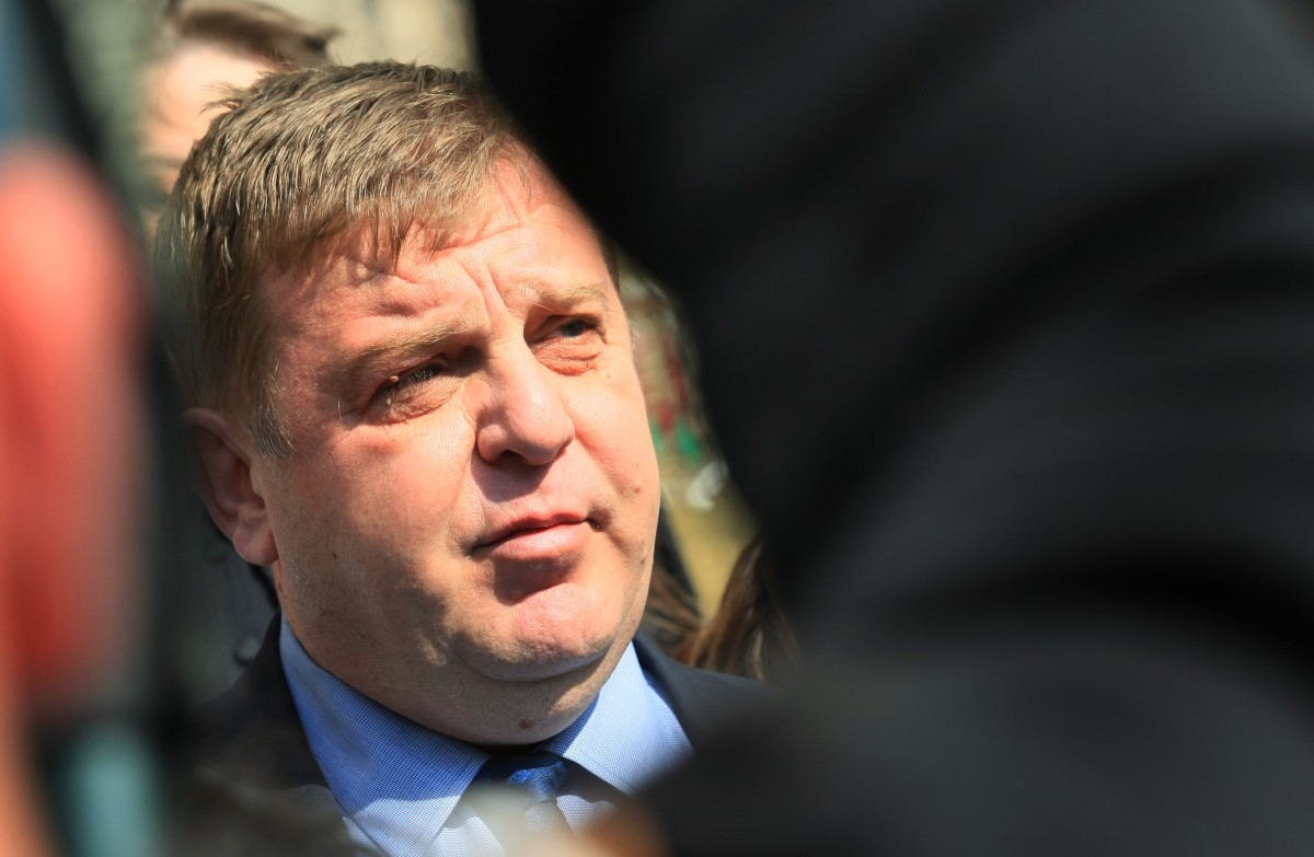 Каракачанов: Няма служител на МО, замесен в паниката в училищата
