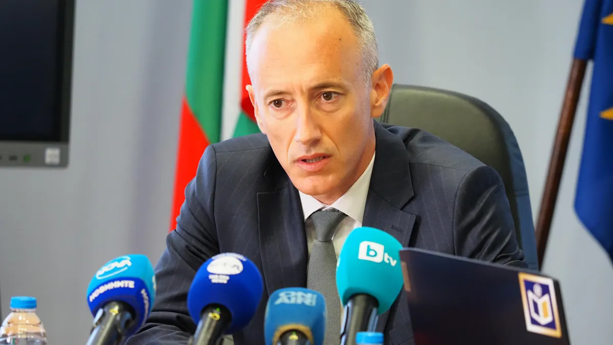 Красимир Вълчев: Забраната на устройства в училище ще влезе през ноември