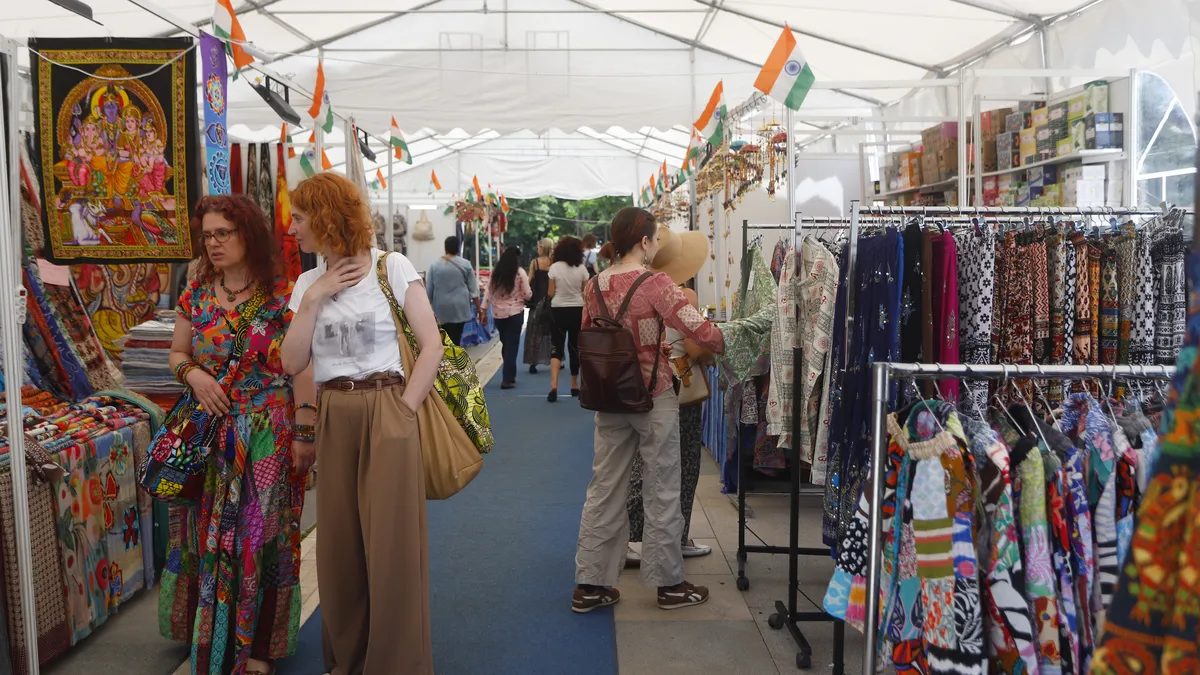 Красиви цветни шалове от кашмир и коприна на търговското изложение „Indian Shopping Festival“