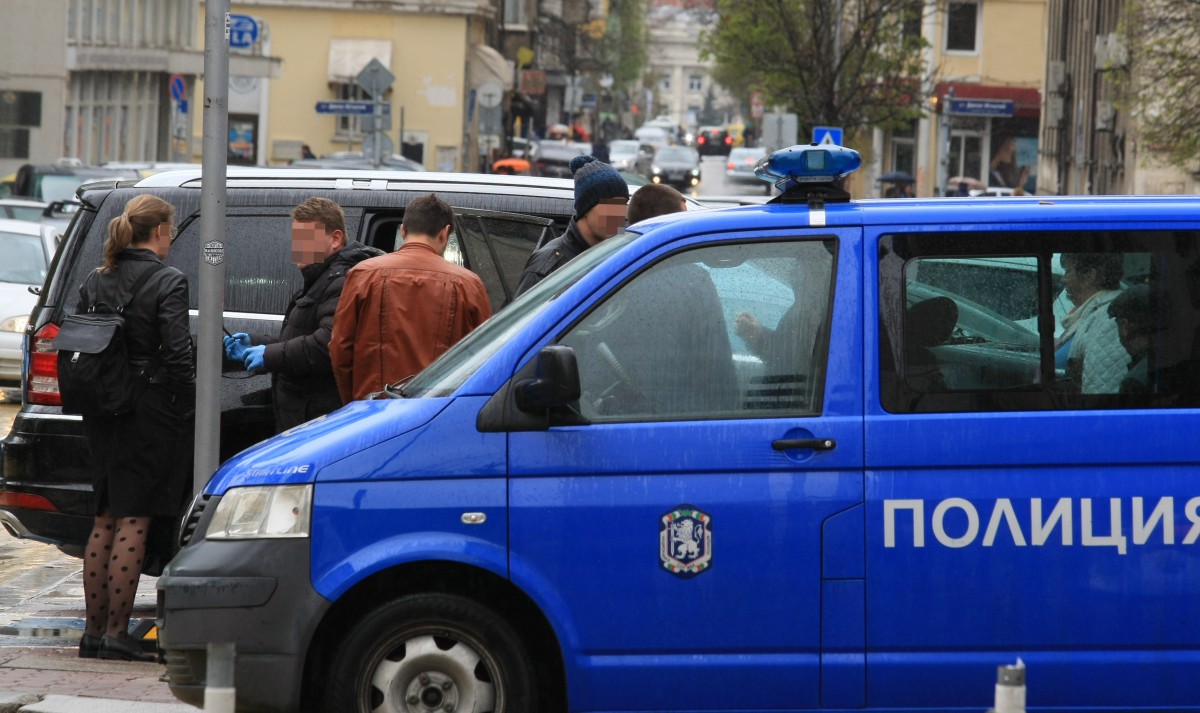 Криминалисти обискират джип в центъра на София