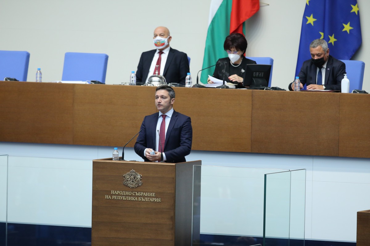 Кворум на ръба, обиди и нови искания за оставка в парламента
