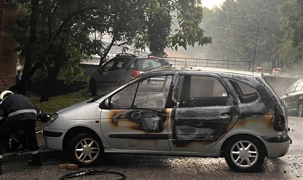 Лек автомобил пламна по време на гръмотевична буря в Търново