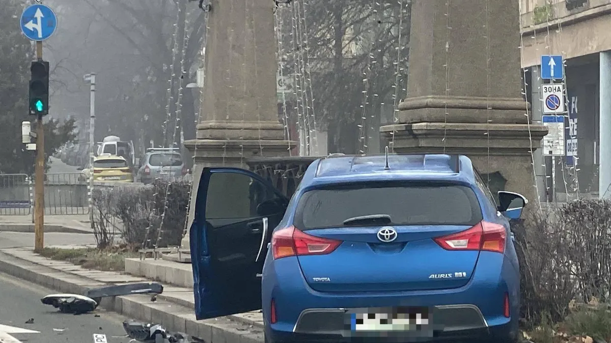 Лека кола се заби в колоните на орлите на Орлов мост