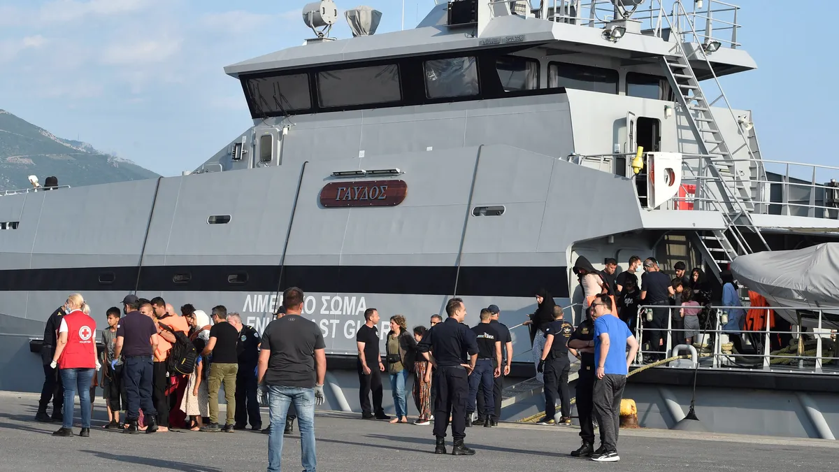 Лодка с мигранти потъна в Егейско море, има трима загинали