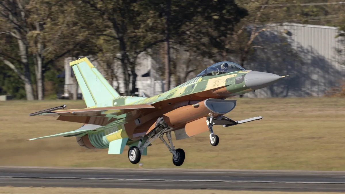 „Локхийд Мартин“ тества първия български изтребител F-16 в базата си в Южна Каролина