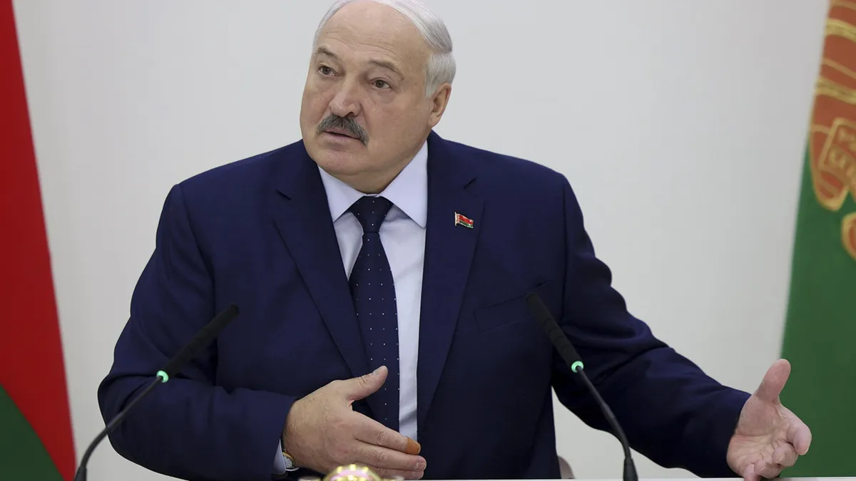 Лукашенко нарeчe Беларус "брутална демокрация" в деня на изборите