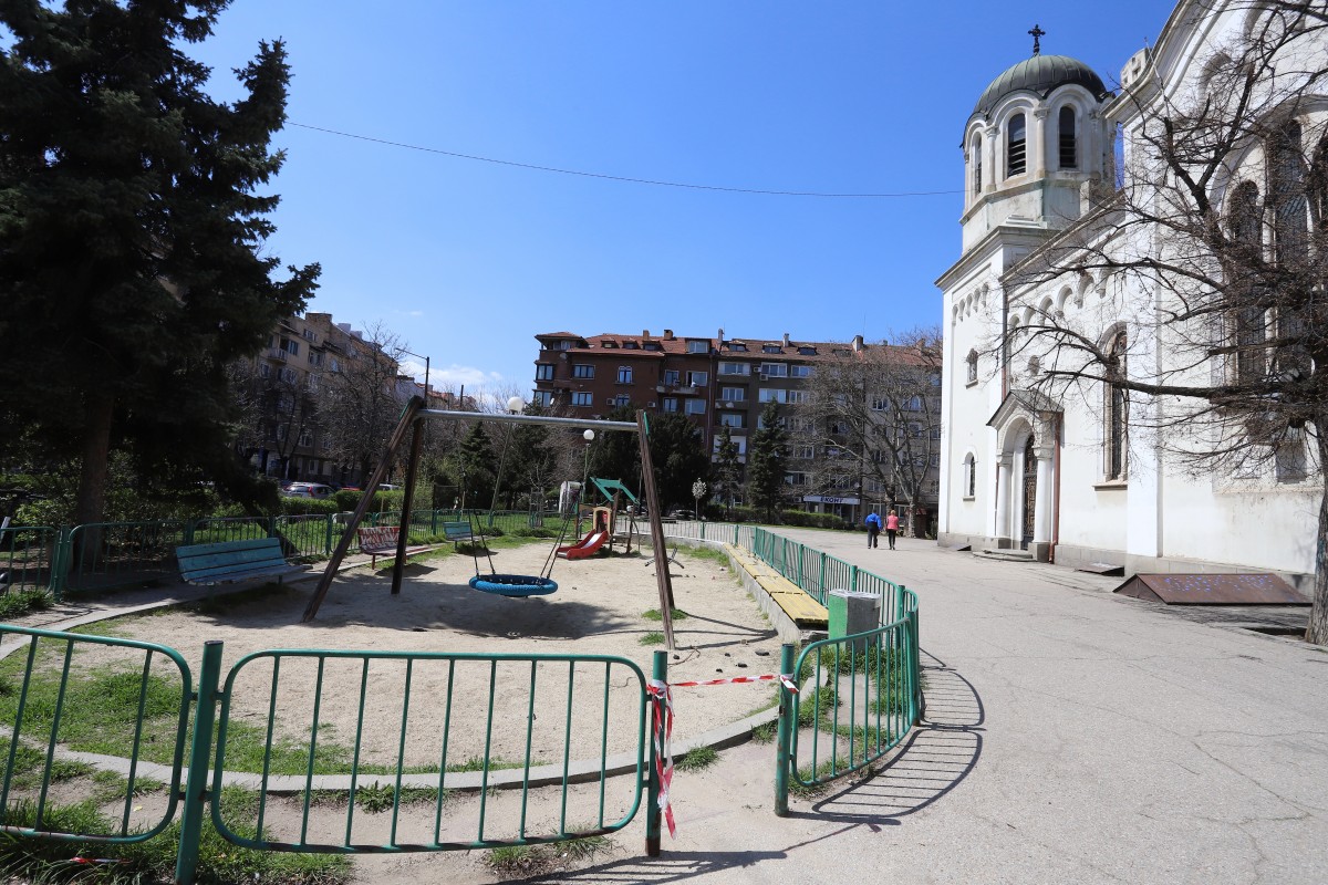 Махнаха пейките в градинката около храм „Свети Георги”