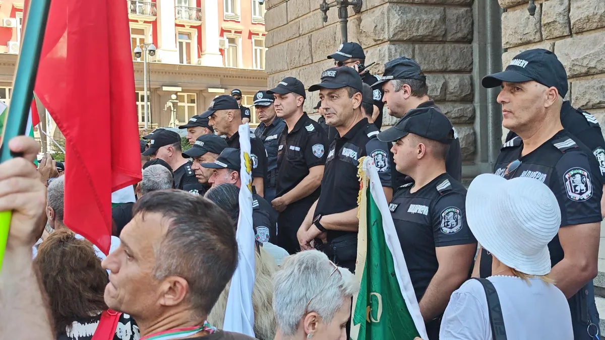 Мъж е задържан по време на протеста в София, друг е отведен за разпит 