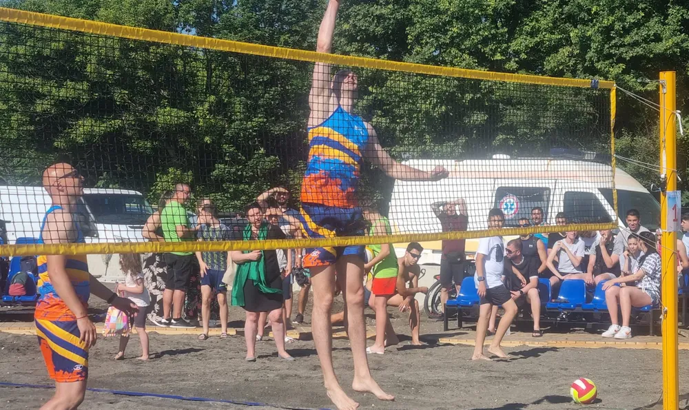 Матей Казийски откри летния сезон в Бургас с плажен волейбол