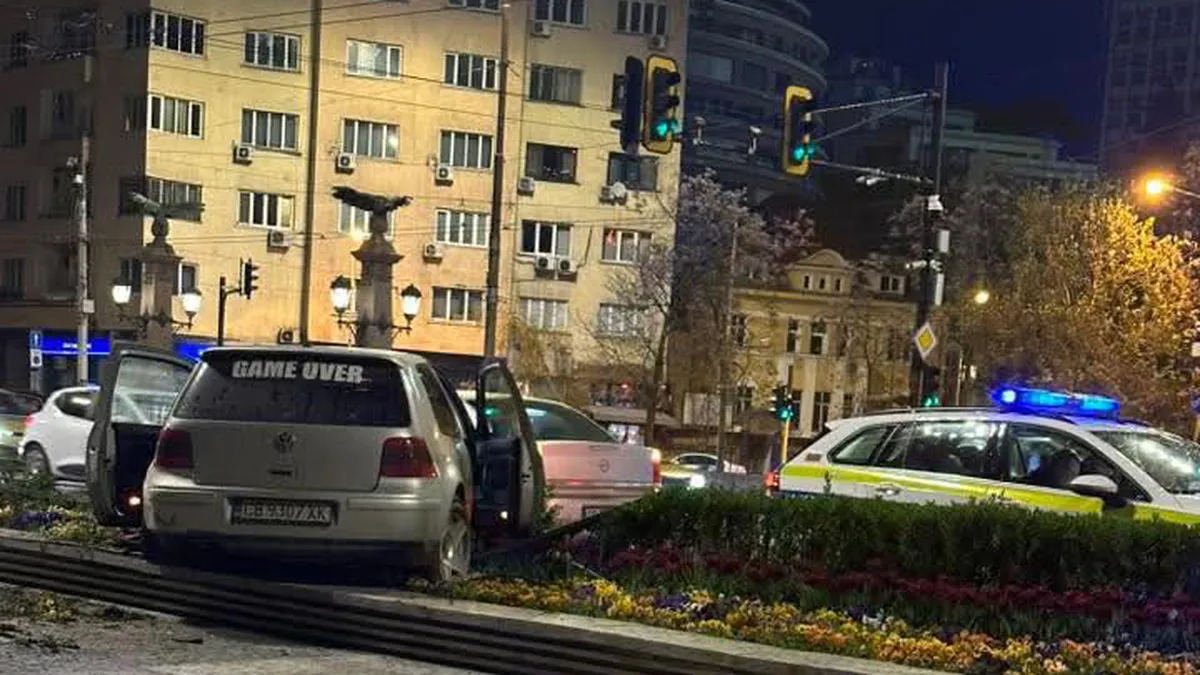 "Майстор" заби колата си в един от стълбовете на Орлов мост в София