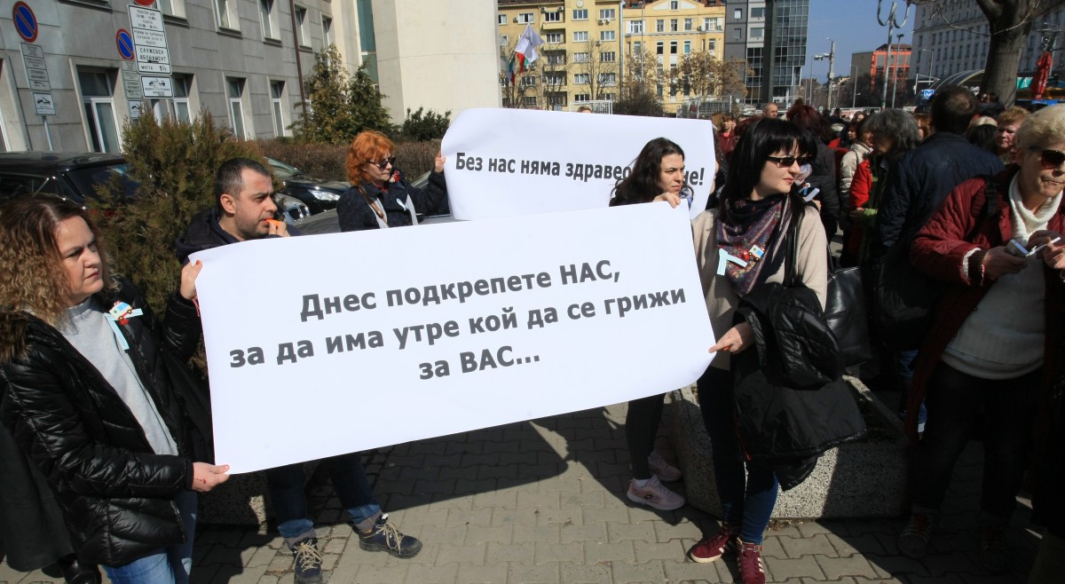 Медицински сестри опъват палатки под прозорците на Ананиев