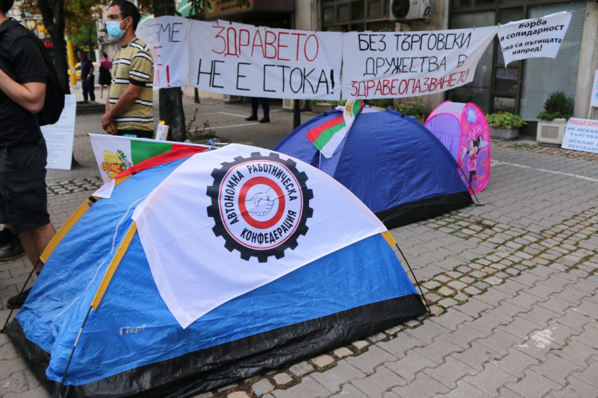 Медицински сестри разпънаха палатки под прозорците на МЗ