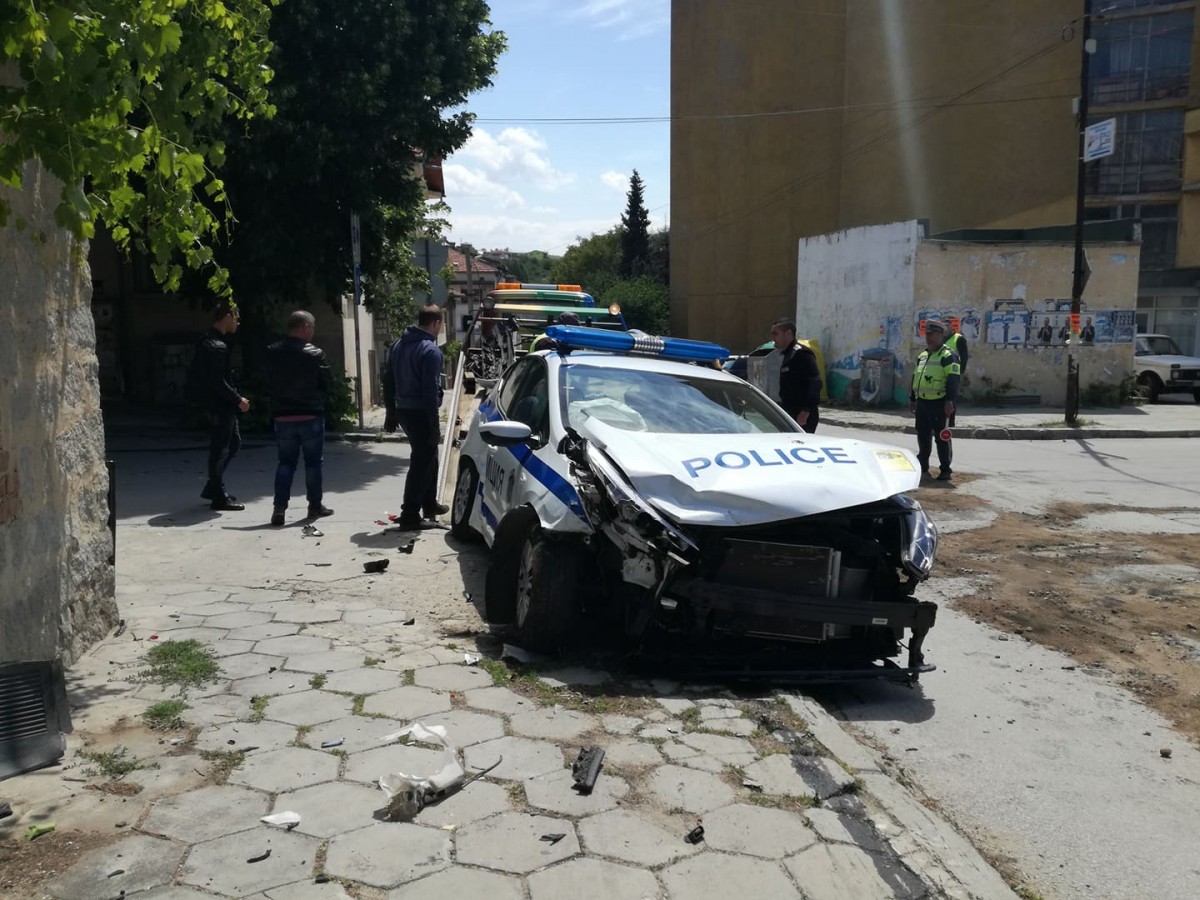 "Мерцедес" блъсна патрулка, двама полицаи са в болница
